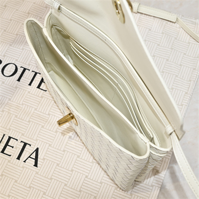 BV Knot Lock Bag In Lambskin Sea Salt