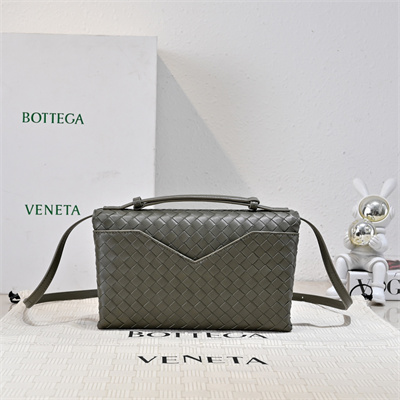 BV Knot Lock Bag In Lambskin Cypress