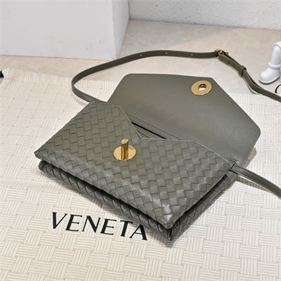 BV Knot Lock Bag In Lambskin Cypress