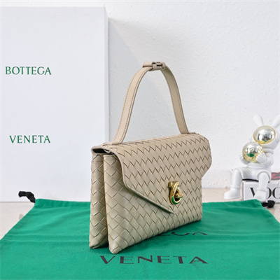 BV Knot Lock Bag In Lambskin Ecru