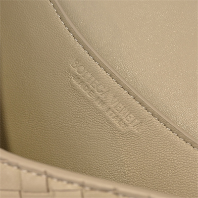 BV Knot Lock Bag In Lambskin Ecru