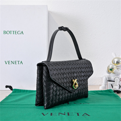 BV Knot Lock Bag In Lambskin Black